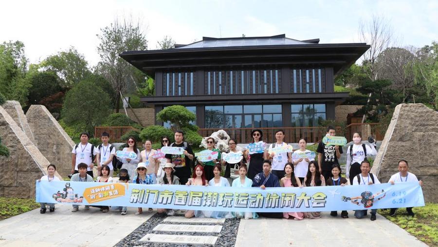 媒体代表和网络达人们在园博园内合影