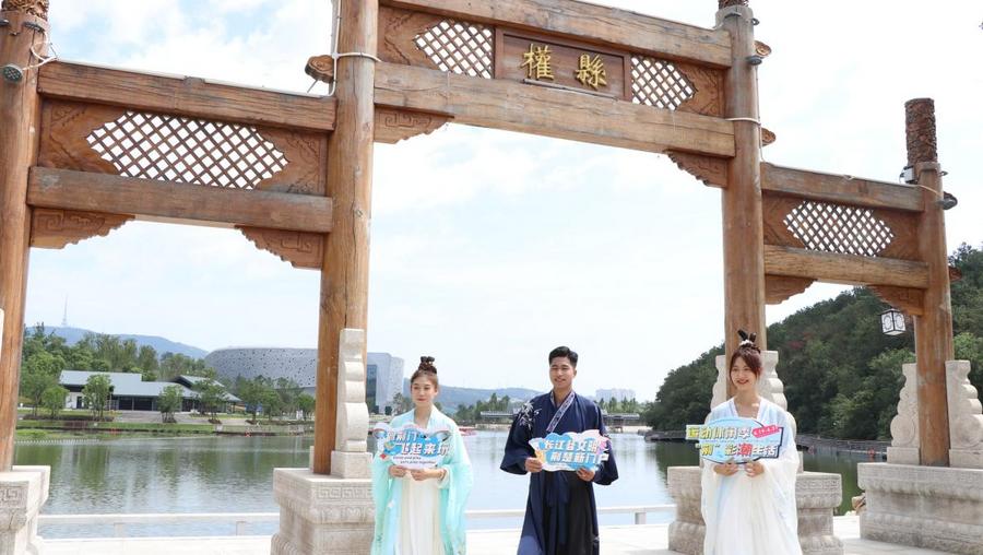 园博园内“权县“前的笑颜