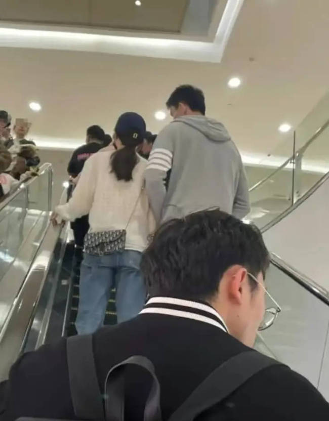 孙杨妻子张豆豆疑似已生产 被偶遇逛街变瘦明显 